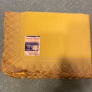 NWT Vintage Luxor Rectangle Yellow with gold laced trimmed tablecloth